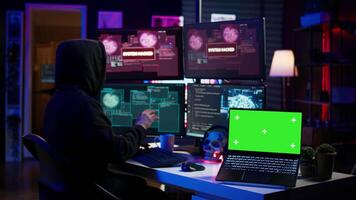 hacker fazendo computador sabotar usando trojan ransomware em verde tela computador portátil. cibercriminoso usa brincar dispositivo para exigem resgate dinheiro a partir de vítimas dentro troca para Acesso para seus dados, Câmera b video
