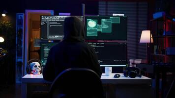 hacker codificação, em desenvolvimento zero dia explorar indetectável de antivírus Programas instalado em sistemas. Vampiro programador dentro apartamento construção roteiro capaz para truque firewalls, Câmera b video