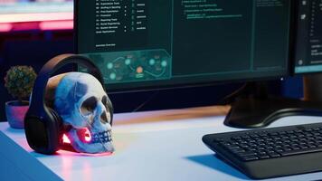 escrivaninha com decorações dentro esvaziar criminosos cova e hacking Programas interface em pc telas. equipamento dentro apartamento usava para implantando malware programação roteiro em monitores dentro subterrâneo base video