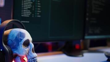 extremo fechar acima do Programas interface em pc telas mostrando linhas do código corrida dentro esvaziar criminosos den. hacking malware programação roteiro em monitores dentro subterrâneo base, portátil Câmera tiro video