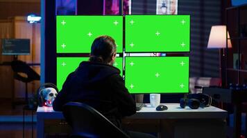 cibercriminoso codificação em verde tela monitores, em desenvolvimento zero dia explorar indetectável de antivírus Programas. hacker usando brincar pc monitores para Construir roteiro trapaça firewalls, Câmera uma video