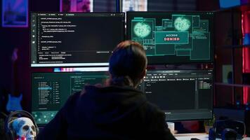 hacker obtendo Acesso negado erro enquanto fazendo computador sabotar usando ransomware. cibercriminoso falhando para penetrar firewalls enquanto tentando para roubar vítima dados, Câmera uma video