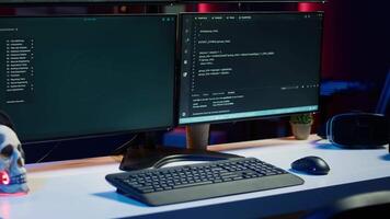 fechar acima tiro do perigoso hacking código corrida em Alto tecnologia computador sistema monitores. programação scripts mostrando em pc monitores dentro esvaziar Criminoso esconderijo usava de hackers para comprometer ilegal Atividades video