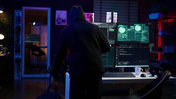 hacker A chegar dentro subterrâneo sede, pronto para começar codificação malware projetado para explorar rede backdoors e desviar segurança medidas tal Como logins e senha proteções, Câmera b video
