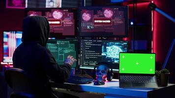 hacker fazendo computador sabotar usando trojan ransomware em verde tela computador portátil. cibercriminoso usa brincar dispositivo para exigem resgate dinheiro a partir de vítimas dentro troca para Acesso para seus dados, Câmera uma video
