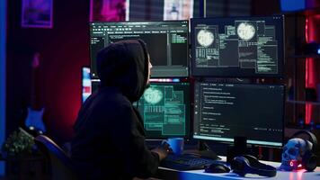 hacker obtendo Bravo depois de falhando para com sucesso desenvolve spyware Programas roubando dados. frustrado scammer chateado depois de escrito malicioso código prova para estar mal sucedido, Câmera uma video