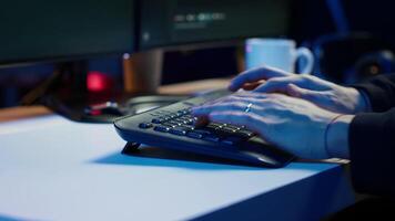 cibercriminoso ilegalmente violar segurança sistemas enquanto se escondendo dentro segredo sede, fechar acima tomada. scammer quebra baixa segurança sistemas firewalls usando Vampiro scripts para roubar sensível dados, Câmera uma video