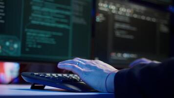 cibercriminoso ilegalmente violar segurança sistemas enquanto se escondendo dentro segredo sede, fechar acima tomada. scammer quebra baixa segurança sistemas firewalls usando Vampiro scripts para roubar sensível dados, Câmera b video