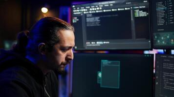 hacker digitando velozes em teclados, correndo para terminar em desenvolvimento spyware Programas, usando isto para reunir dados a partir de Comercial computadores sem seus conhecimento. scammer escrevendo malicioso código, Câmera b video