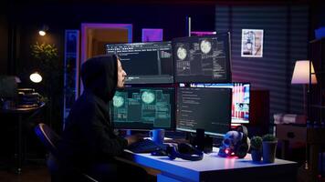 hacker obtendo Bravo depois de falhando para com sucesso desenvolve spyware Programas roubando dados. frustrado scammer chateado depois de escrito malicioso código prova para estar mal sucedido, Câmera b video