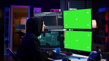 hacker em desenvolvimento spyware Programas em verde tela computador para roubar importante dados para estar vendido em Preto mercado. encapuzado scammer escrevendo malicioso código em croma chave pc, Câmera b video