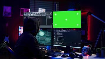 hacker codificação em isolado tela computador monitores, em desenvolvimento zero dia explorar indetectável de antivírus. mal isto engenheiro usando croma chave pc monitores para Construir roteiro trapaça firewalls, Câmera b video