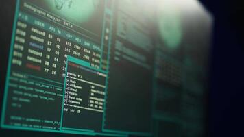 fechar acima tiro do perigoso hacking código corrida em Alto tecnologia computador sistema monitores. programação scripts mostrando em pc monitores dentro esvaziar Criminoso esconderijo usava de hackers para comprometer ilegal Atividades video