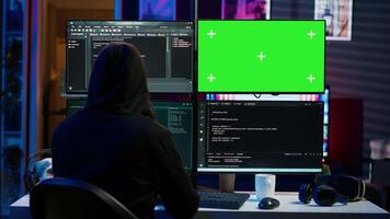 perigoso homem hacking usando verde tela pc, roubando crédito cartão números e infiltrando bancário sistemas. hacker corrida código dentro apartamento em brincar computador mostrar, Câmera uma video