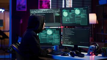 hacker feliz depois de com sucesso fazendo computador sabotar usando ransomware, vendo Acesso concedido mensagem. cibercriminoso com sucesso ganhando Acesso para vítima dados, exigente resgate dinheiro, Câmera uma video