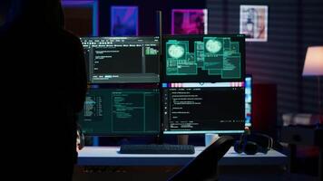 hacker A chegar dentro subterrâneo sede, pronto para começar codificação malware projetado para explorar rede backdoors e desviar segurança medidas tal Como logins e senha proteções, Câmera uma video