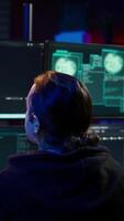 vertical feliz hacker dentro segredo esconderijo a comemorar depois de gerenciando para ocultar conectados atividade depois de roubando dados. alegre scammer sentindo-me orgulhoso depois de com sucesso atacante vítimas usando malware, Câmera b video