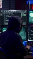 vertical hacker feliz depois de com sucesso fazendo computador sabotar usando ransomware, vendo Acesso concedido mensagem. cibercriminoso com sucesso ganhando Acesso para vítima dados, exigente resgate dinheiro, Câmera b video