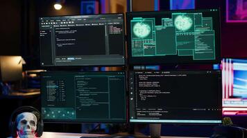 fechar acima do perigoso hacking linhas do código corrida em computador monitores dentro Criminoso den. programação scripts mostrando em pc monitores dentro esvaziar esconderijo usava de cibercriminosos para roubar dados video