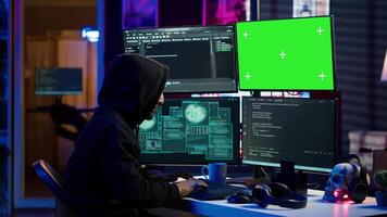 hacker codificação em isolado tela computador monitores, em desenvolvimento zero dia explorar indetectável de antivírus. mal isto engenheiro usando croma chave pc monitores para Construir roteiro trapaça firewalls, Câmera uma video