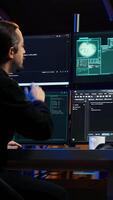 vertical hacker dentro escondido apartamento tentando para roubar valioso dados de alvejando governamental sites mas obtendo Acesso negado erro mensagem, tendo cyber ataques rejeitado, Câmera b video
