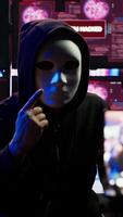 vertical hacker dissimulação identidade filmando resgate dentro escondido subterrâneo base, ameaçador para liberação roubado dados publicamente E se pagamento demandas estão não conheceu, usando telefone para registro chantagem imagens de vídeo, Câmera uma video