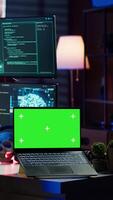 vertical hacker dentro escondido Lugar, colocar usando verde tela computador portátil para implantar malware em inseguro dispositivos, roubando sensível dados a partir de inconsciente Comercial conectados e vendendo isto em Preto mercado, Câmera uma video