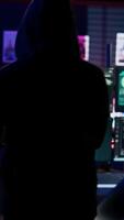 vertical hacker A chegar dentro escondido subterrâneo abrigo, preparado para lançamento ddos ataque em sites. cibercriminoso dentro apartamento iniciando trabalhos em roteiro este pode batida negócios servidores, Câmera b video