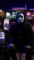 vertical hacker dissimulação identidade filmando resgate dentro escondido subterrâneo base, ameaçador para liberação roubado dados publicamente E se pagamento demandas estão não conheceu, usando telefone para registro chantagem imagens de vídeo, Câmera b video
