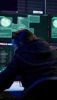 vertical alegre cibercriminoso a comemorar depois de gerenciando para pegue passado segurança sistemas, se escondendo dentro segredo sede. feliz hacker sentindo-me orgulhoso depois de violar defesas usando Vampiro roteiros, Câmera b video