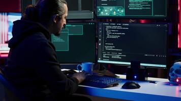 hacker digitando velozes em teclados, correndo para terminar em desenvolvimento spyware Programas, usando isto para reunir dados a partir de Comercial computadores sem seus conhecimento. scammer escrevendo malicioso código, Câmera uma video