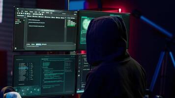 hacker codificação, em desenvolvimento zero dia explorar indetectável de antivírus Programas instalado em sistemas. Vampiro programador dentro apartamento construção roteiro capaz para truque firewalls, Câmera uma video