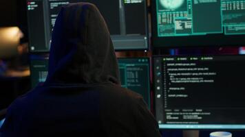 cibercriminoso codificação, em desenvolvimento zero dia explorar indetectável de antivírus Programas instalado em sistemas, fechar acima tomada. encapuzado desenvolvedor construção roteiro capaz para truque firewalls, Câmera uma video