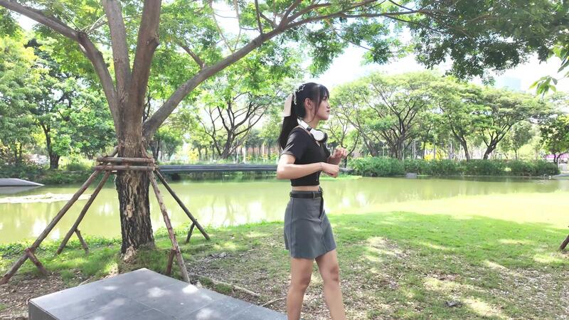 ásia menina dançando e torcendo, comovente dela braços dentro a parque durante a dia 52587127 Vídeo stock no Vecteezy