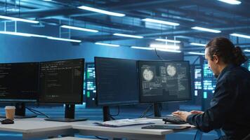 isto técnico codificação em computador dentro servidor Fazenda estabelecimento interrompido de vírus ataque, corrida para pegue ajuda. isto Apoio, suporte empregado programação em pc correndo para Verifica equipamento depois de hacking ataque video