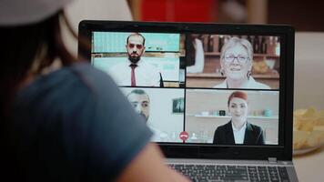cerca arriba de mujer utilizando llamada para negocio reunión en Navidad víspera. persona hablando a compañeros de trabajo en en línea remoto conferencia para trabajo mientras utilizando ordenador portátil. festivo adulto trabajando video