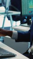 vertical o negócio administrador discutindo com a investidores em telefone chamar, revendo chave desempenho indicadores durante anual análise. Gerente trabalho em dados gerenciamento, empreendimento fluxo de trabalho. Câmera uma. video