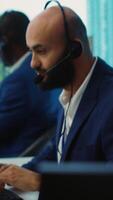 vertical equipe do previsão afiliados examinando anual infográficos em uma grande dados tela, usando fluxo de trabalho Estatisticas às estações de trabalho. diverso corporação empregados revendo Mais recentes orçamento planos. Câmera uma. video