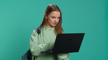 alegre mujer agregando pago método en sitio web utilizando computadora portátil, disfrutando ventas período, estudio antecedentes. niña haciendo compras en Internet, mecanografía crédito tarjeta información en computadora portátil, cámara un video