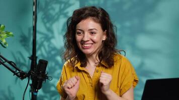 innehåll skapare använder inspelning redskap till skjuta inledande segmentet för vlog kanal, stänga upp. Lycklig internet stjärna välkomnar hängiven fläkt gemenskap, införande i dag ämne, kamera en video