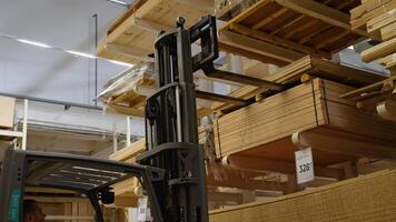 lager arbetstagare förare i enhetlig läser in virke förbi gaffeltruck stacker lastare video