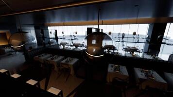 quieto tarde dentro a de luxo esvaziar restaurante com elegante decoração e Visão video