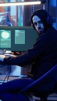 vertical hacker fazendo internacional espionagem guerra para dele governo para roubar Estado segredos a partir de outro países, ansiosamente olhando sobre ombro, receoso do ser apanhado e indo para cadeia, Câmera uma video