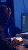 vertical hacker usa pc para alvo vulnerável sem patch conexões, procurando para compromisso digital dispositivos e roubar valioso sensível dados. Vampiro programador encontra façanhas para sistema vulnerabilidades, Câmera uma video