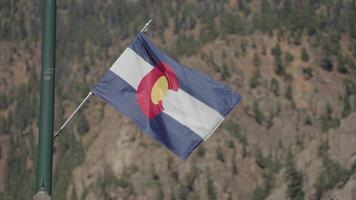 The flag of Colorado consists of a fess design of three horizontal stripes of equal width, with the top and bottom stripes colored blue, and the middle stripe colored white video