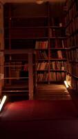 notte biblioteca con lampeggiante luci. azione filmato. corridoio con libreria nel notte biblioteca. lampeggiante luci nel corridoio fra libreria di notte biblioteca video