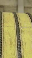 un enroscado amarillo cable es exhibido en un industrial configuración, destacando sus función y valor. valores acortar video