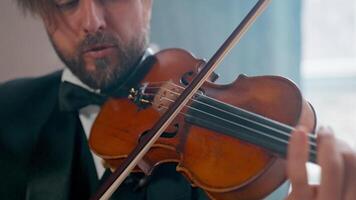 ein Mann im ein Smoking spielen das Violine video