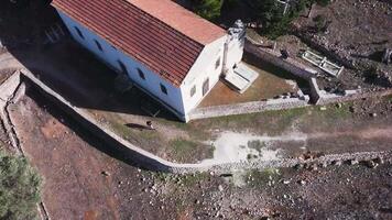 un aereo Visualizza di un' Chiesa nel il mezzo di un' campo video