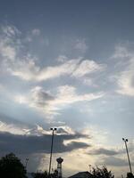 el noche cielo estaba entonces pacífico y relajado a el parque. foto